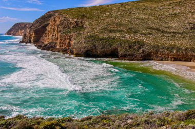 El değmemiş sahil, güneş, huzur. Hayali kabul et..