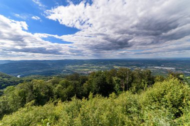 Gucevo dağından görülen Loznica Panoraması. Sırbistan'ın batısındaki Loznica şehri havadan görüntülendi.