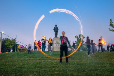 Loznica, Sırbistan - 11 Temmuz 2022: LilaLo Festivali, yerel halk otantik geleneğinin yanı sıra gençlerin yaratıcı potansiyellerine adanmış bir müzik ve performans festivali..