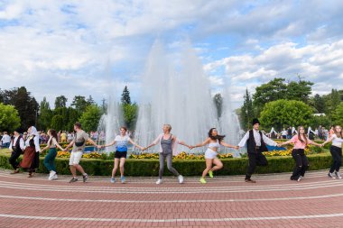 Loznica, Sırbistan - 12 Temmuz 2022: Banja Koviljaca, Sırbistan Sağlık Merkezi. Banja Koviljaca 'nın merkezinde güzel bir çeşme. Sırp Ulusal Folkloru dans ediyor. Sırp Ulusal Folklor dansı.