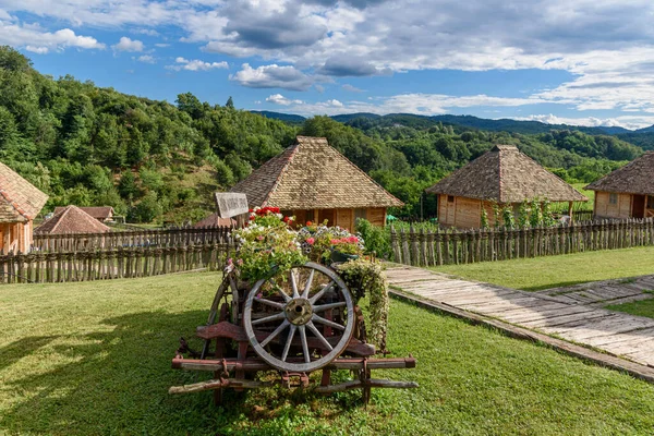 トリック セルビア 2022年7月10日 エスノ村アズブカ 自然とのコミュニケーションの機会をゲストに与えるように設計されています — ストック写真