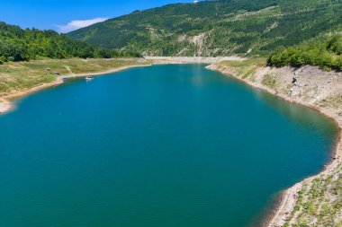 Sırbistan 'ın Eski Dağ kentindeki Zavoj Gölü' nün muhteşem kıvrımlı manzarası. Pirot yakınlarında Zavojsko Gölü