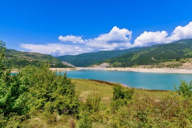 Sırbistan 'ın Eski Dağ kentindeki Zavoj Gölü' nün muhteşem kıvrımlı manzarası. Pirot yakınlarında Zavojsko Gölü