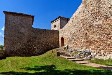 Pirot, Sırbistan - 27 Ağustos 2022: Sırbistan 'ın Pirot kentinde bulunan Antik Momcilov Grad kalesi. Tarihi Pirot Kalesi, Güney ve Doğu Sırbistan Harabeleri 'nin dışında