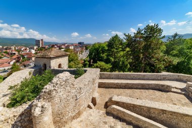 Pirot, Sırbistan - 27 Ağustos 2022: Sırbistan 'ın Pirot kentinde bulunan Antik Momcilov Grad kalesi. Tarihi Pirot Kalesi, Güney ve Doğu Sırbistan Harabeleri 'nin dışında