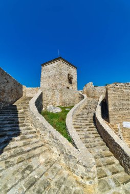 Pirot, Sırbistan - 27 Ağustos 2022: Sırbistan 'ın Pirot kentinde bulunan Antik Momcilov Grad kalesi. Tarihi Pirot Kalesi, Güney ve Doğu Sırbistan Harabeleri 'nin dışında