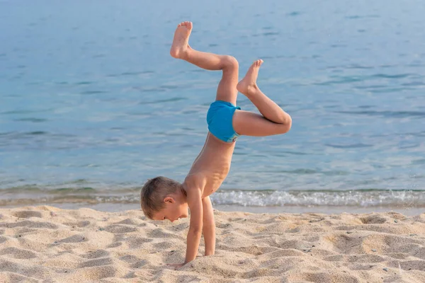 Ein Kind Strand Treibt Sport Und Macht Vor Dem Hintergrund — Stockfoto