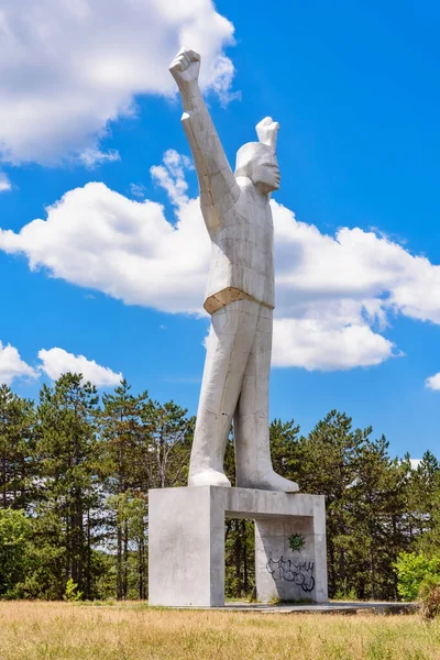 Valthe, Sırbistan - 13 Temmuz 2022: Sırbistan 'ın Valthe kentinde bulunan Devrim savaşçılarının anıtı, Valthe bölgesinin ulusal kahramanı ve partizan savaşçılarına adanmış bir anıttır..