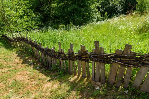 セルビアの村の古い木造フェンス — ストック写真