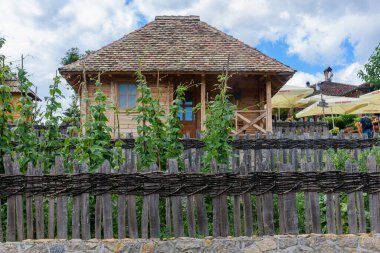 Trsiç, Sırbistan - 10 Temmuz 2022: Azbuka etnik köyü. Konuklarını doğayla iletişim kurma fırsatıyla ödüllendirmek için tasarlandı..