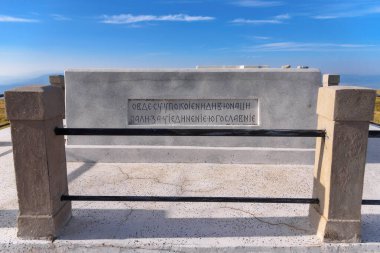 Kuzey Makedonya - 16 Ağustos 2022: Kajmakcalan 'ın tepesindeki Sırp yapımı Aziz Peter Ortodoks şapeli. Kajmakcalan Birinci Dünya Savaşı sırasında Selanik cephesindeki kilit pozisyonlardan biri.