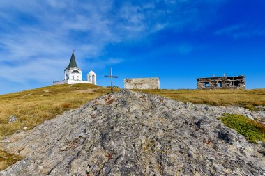 Kuzey Makedonya - 16 Ağustos 2022: Kajmakcalan 'ın tepesindeki Sırp yapımı Aziz Peter Ortodoks şapeli. Kajmakcalan Birinci Dünya Savaşı sırasında Selanik cephesindeki kilit pozisyonlardan biri.