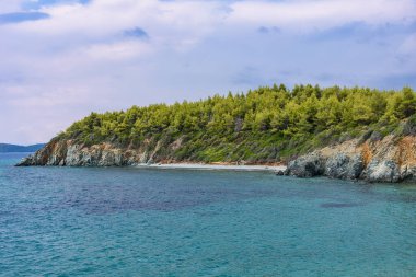 Yunanistan 'da yağmurdan önce deniz suyu ve plajın turkuaz yüzeyi