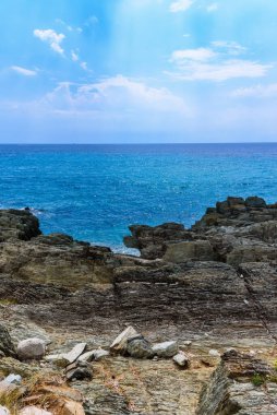 Yunanistan 'da yağmurdan önce deniz suyu ve plajın turkuaz yüzeyi