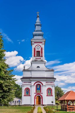 Mionica, Sırbistan - 13 Temmuz 2021: 1856 yılında Mionica 'da inşa edilen İsa' nın Yükselişi Kilisesi bir kültür abidesi statüsüne sahip.
