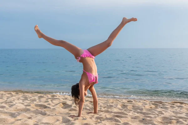 Dítě Pláži Sportuje Provádí Gymnastická Cvičení Pozadí Moře Dítě Dělá — Stock fotografie
