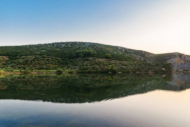 Yunanistan 'ın Halkidiki yarımadasında, Sithonia' nın Porto Koufo kentindeki Lagoon 'da gün batımı