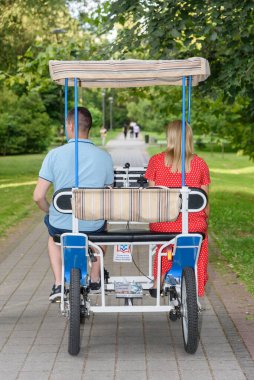 Banja Koviljaca, Sırbistan - 12 Temmuz 2022: Birbirine aşık dört çift için aile bisikleti. Dört tekerlekli bisiklet.