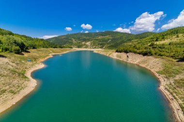 Sırbistan 'ın Eski Dağ kentindeki Zavoj Gölü' nün muhteşem kıvrımlı manzarası. Pirot yakınlarında Zavojsko Gölü