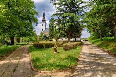 Novi Sad, Sırbistan - 03 Mayıs 2022: Sisatovac Manastırı - Fruska Gora 'nın Mücevheri