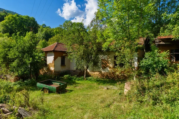 旧セルビアの伝統的な家 セルビアの放棄された家は 人々がかつてどのように住んでいたかを示すために使用されました 主に19世紀に — ストック写真