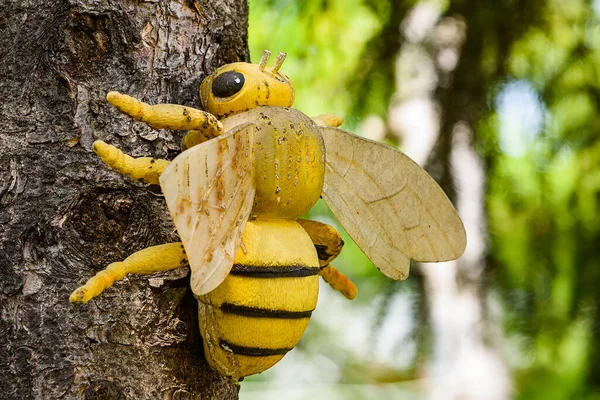 庭のおもちゃとしての蜂 — ストック写真