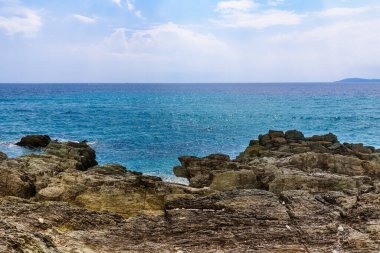 Yunanistan 'da yağmurdan önce deniz suyu ve plajın turkuaz yüzeyi