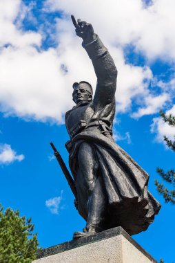 Rajac, Sırbistan - 13 Temmuz 2022: Suvobor Dağı 'ndaki Rajac anıtı, Kolubara Savaşı' ndaki cesur savaşçıların onuruna 1970 yılında 