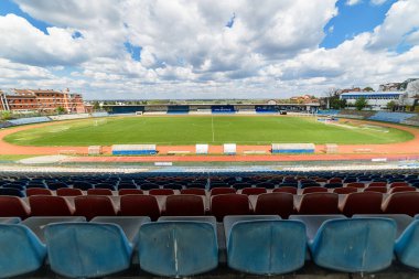 Belgrad, Sırbistan - 11 Nisan 2022: OFK Beograd futbol kulübünün Gençlik Stadyumu (Sırp: Omladinski Stadyumu). Stadyum çok kötü durumda.