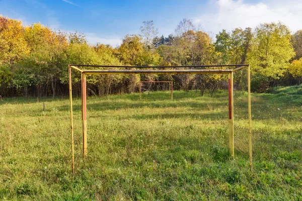 放棄されたサッカー場 サッカーのピッチ上の生い茂った草 — ストック写真