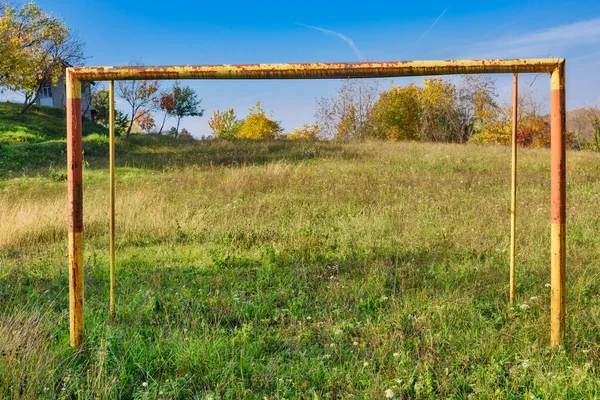 放棄されたサッカー場 サッカーのピッチ上の生い茂った草 — ストック写真