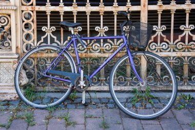 Budapeşte, Macaristan - 4 Temmuz 2022: Budapeşte 'nin merkezinde eski bir bisiklet