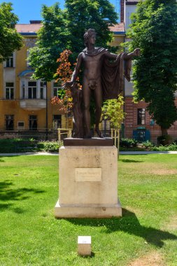 Budapeşte, Macaristan - 4 Temmuz 2022: Apollo 'nun Leochares tarafından yapılan heykeli (kopya) ve bahçe barı, Ulusal Müze bahçesi