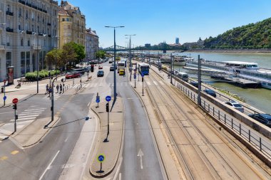 Budapeşte, Macaristan - 4 Temmuz 2022: Pesti als rakpart (Belgrd rakpart) Budapeşte. Budapeşte 'deki Tuna kıyısı.