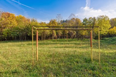 Terk edilmiş futbol sahası. Futbol sahasında fazla gelişmiş çimenler.