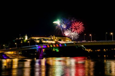 Novi Sad, Sırbistan - 08 Temmuz 2022: Novi Sad, Sırbistan 'da havai fişekler. Novi Sad 'da Exit festivalinin açılışı.