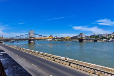 Budapeşte, Macaristan - 4 Temmuz 2022: Budapeşte 'deki Tuna Nehri üzerindeki Szechenyi Zinciri Köprüsü. Budapeşte 'nin en eski ve en ünlü karayolu köprüsü. Budapeşte 'deki Tuna bankasının manzarası