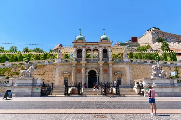 Budapeşte, Macaristan - 4 Temmuz 2022: Miklos Ybl tarafından tasarlanan Castle Garden Bazaar (Varkert Bazar) sokak manzarası.