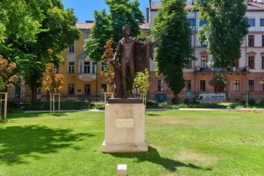 Budapeşte, Macaristan - 4 Temmuz 2022: Apollo 'nun Leochares tarafından yapılan heykeli (kopya) ve bahçe barı, Ulusal Müze bahçesi