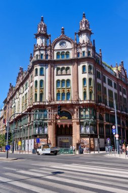 Budapeşte, Macaristan - 4 Temmuz 2022: Parisi Udvar Hotel Budapeşte 'nin lüks binası 19. yüzyılın ilk modern alışveriş merkeziydi.. 