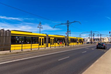 Budapeşte, Macaristan - 4 Temmuz 2022: Budapeşte tramvayı. Budapeşte tramvay ağı Macaristan 'ın başkenti Budapeşte' nin toplu taşıma sisteminin bir parçasıdır..