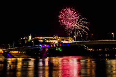 Novi Sad, Sırbistan - 08 Temmuz 2022: Novi Sad, Sırbistan 'da havai fişekler. Novi Sad 'da Exit festivalinin açılışı.