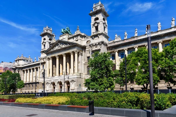 Budapeşte Macaristan Temmuz 2022 Parlamento Binasının Karşısındaki Adalet Sarayı Kossuth — Stok fotoğraf
