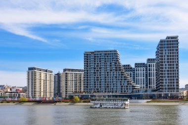 Belgrad, Sırbistan - 29 Mart 2023: Sava Nehri 'ndeki Belgrad Rıhtım Binaları.
