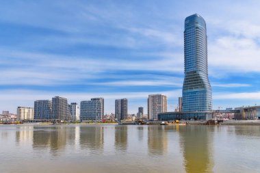 Belgrad, Sırbistan - 29 Mart 2023: Sava Nehri 'ndeki Belgrad Rıhtım Binaları.