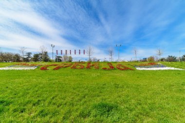 Belgrad, Sırbistan - 29 Mart 2023: Sırbistan 'ın çiçekleri kullanan sembol ve yazıtı