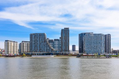 Belgrad, Sırbistan - 29 Mart 2023: Sava Nehri 'ndeki Belgrad Rıhtım Binaları.