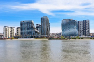 Belgrad, Sırbistan - 29 Mart 2023: Sava Nehri 'ndeki Belgrad Rıhtım Binaları.
