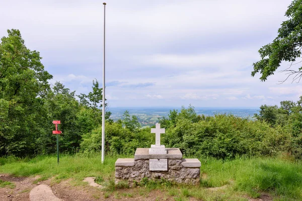 塞尔维亚索布 2023年6月11日 白石上的Kosturnica纪念碑 贝尔格莱德附近Kosmaj山上的第一次世界大战纪念碑 — 图库照片