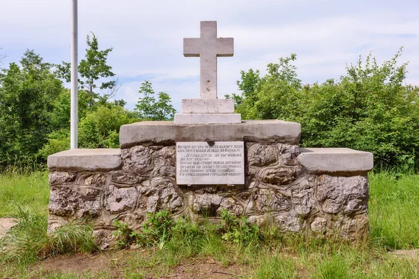 塞尔维亚索布 2023年6月11日 白石上的Kosturnica纪念碑 贝尔格莱德附近Kosmaj山上的第一次世界大战纪念碑 — 图库照片